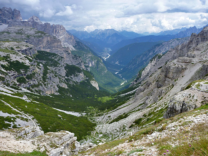 Von dort unter her führt der Weg zum Rifugio Auronzo