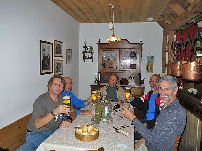 Gleich gibt es das Abendessen - das wir morgen doppelt abtrainieren müssen :-(