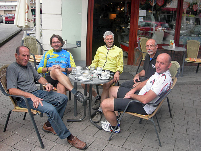Die Wartezeit wird mit Kaffee verkürzt