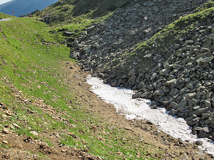 Auf der Passhöhe hat es noch ein wenig Schnee