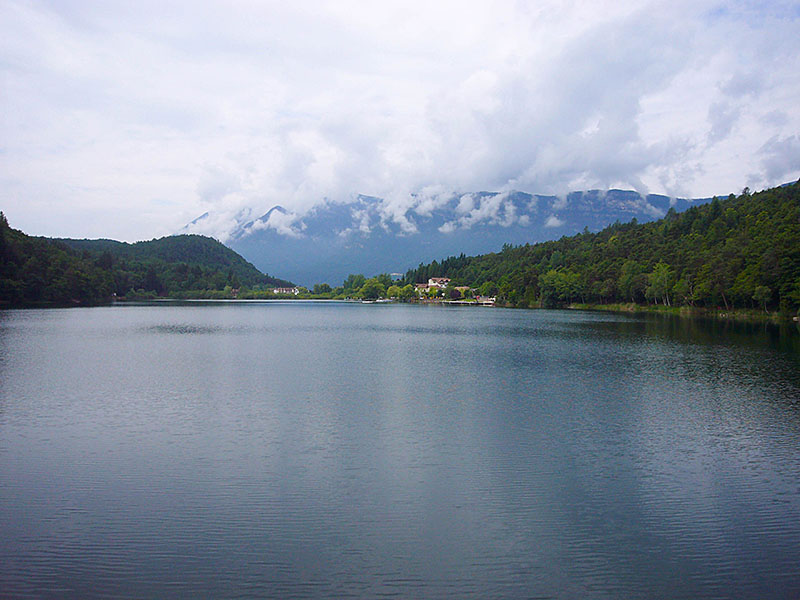 Am großen Montiggler See