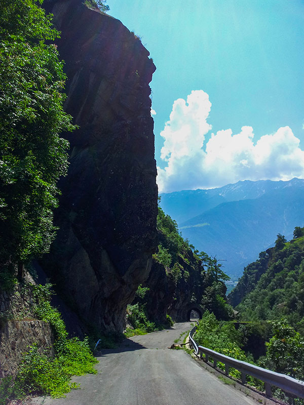Von dem Felsen ist er wohl heruntergestürzt