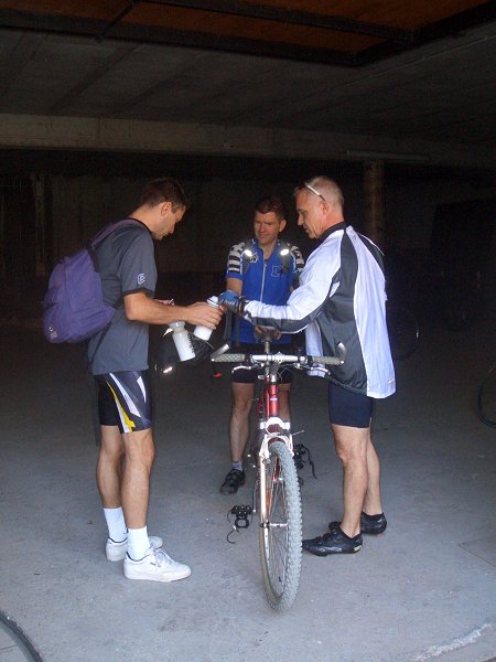Vor dem Start teilt der Chef noch das Doping-Pulver aus ;-)