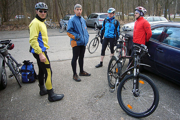 Die ersten Fahrer treffen sich zur ersten Runde 2009
