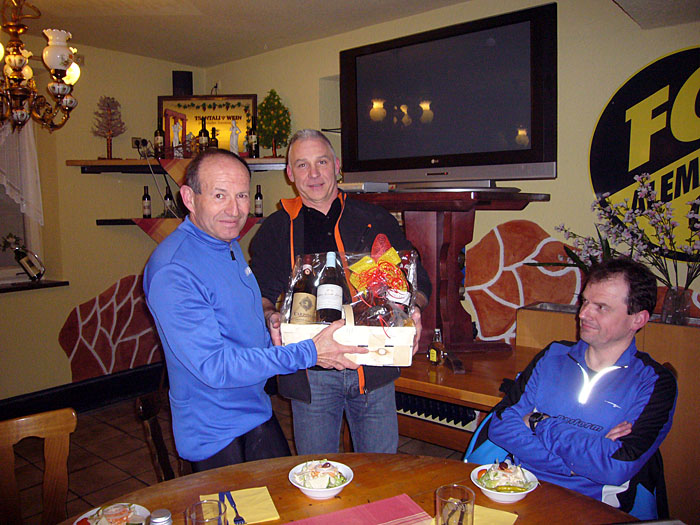 Hanspeters 65. Geburtstag, Achim gratuliert im Namen des Clubs