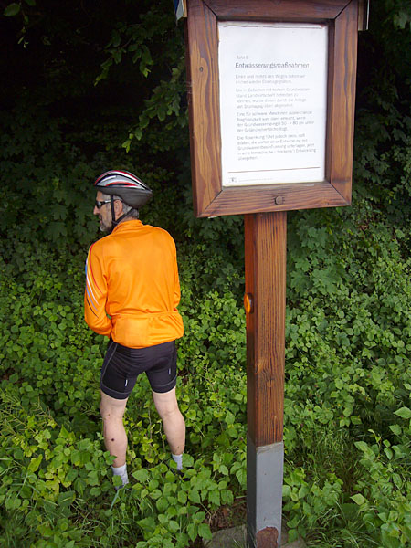 Eigentlich mag ich keine Pinkelfotos, aber hier passte es so gut zum Schild ;-)