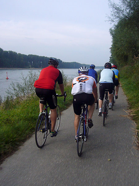 Am Rhein entlang