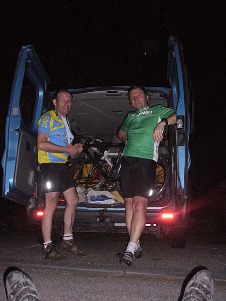Ende der Tour. Klaus ist so fertig, dass er auf dem Boden liegt (siehe Füße) ;-)
