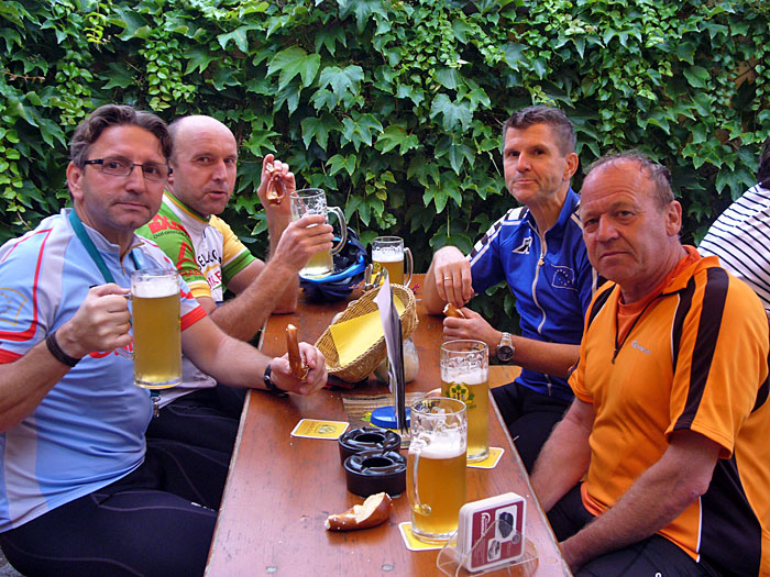 Unsere Truppe beim Einnehmen isotonischer Getränke ;-)