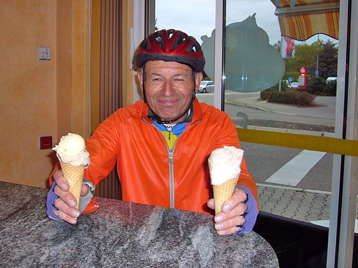 Trotz, kühlem Wetter, ein leckeres Eis geht immer ;-)