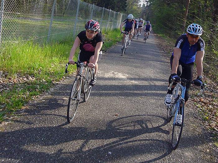 Katharina und Freihand-Klaus vor dem Peleton