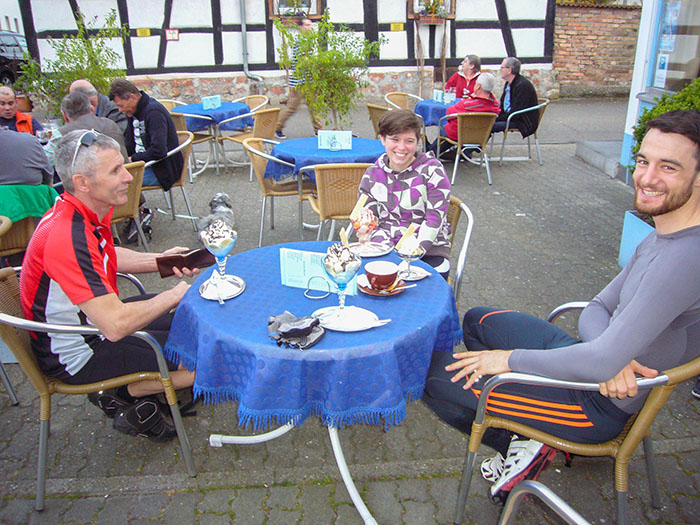 Das Feierabendeis in Maximiliansau: Pickup-Klaus, Katharina, Steffen und hinter der Kamera Carlo
