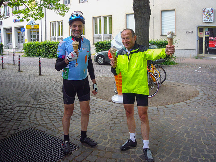 Die Eissportgruppe: Sepp, Hanspeter und Carlo (hinter der Kamera)