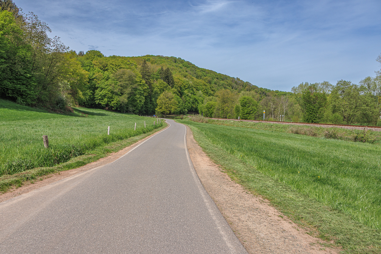 Einsame Stra&szlig;e bei Theisbergstegen