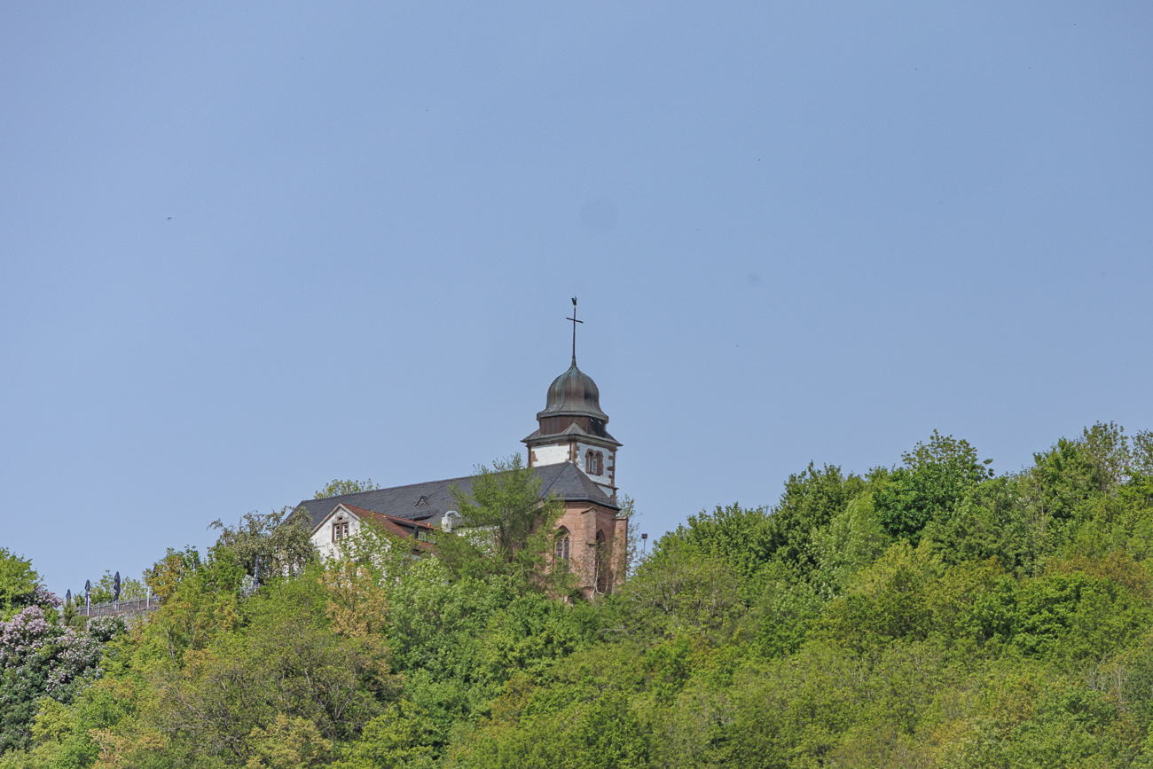 Die Remigiuskirche oberhalb von Theisbergstegen