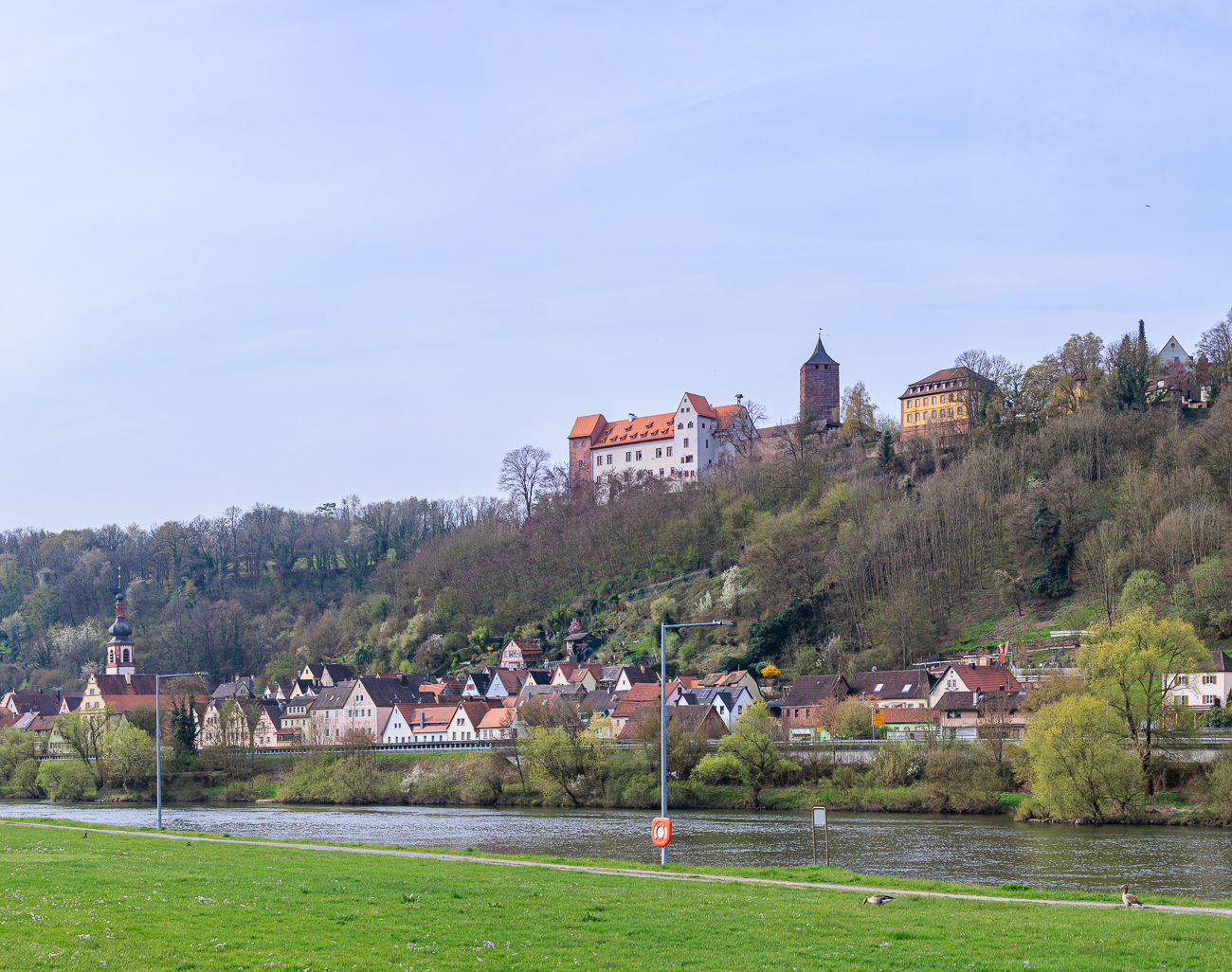 Die "Burg Rothenfels" wurde im 12. Jahrhundert erbaut. Sie liegt gut erhalten &uuml;ber der Stadt Rothenfels ...