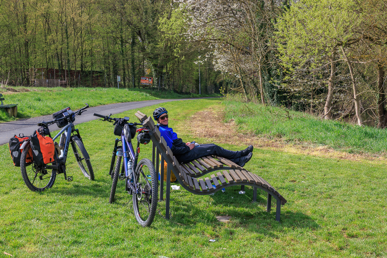 Bank mit Aussicht, der Dreck darunter ist nicht von uns!