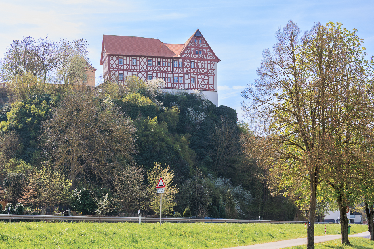 Das Schloss Homburg ist eine hochmittelalterliche Spornburg und sp&auml;ter zum Schloss ausgebaute Wehranlage &uuml;ber dem Main in Homburg am Main