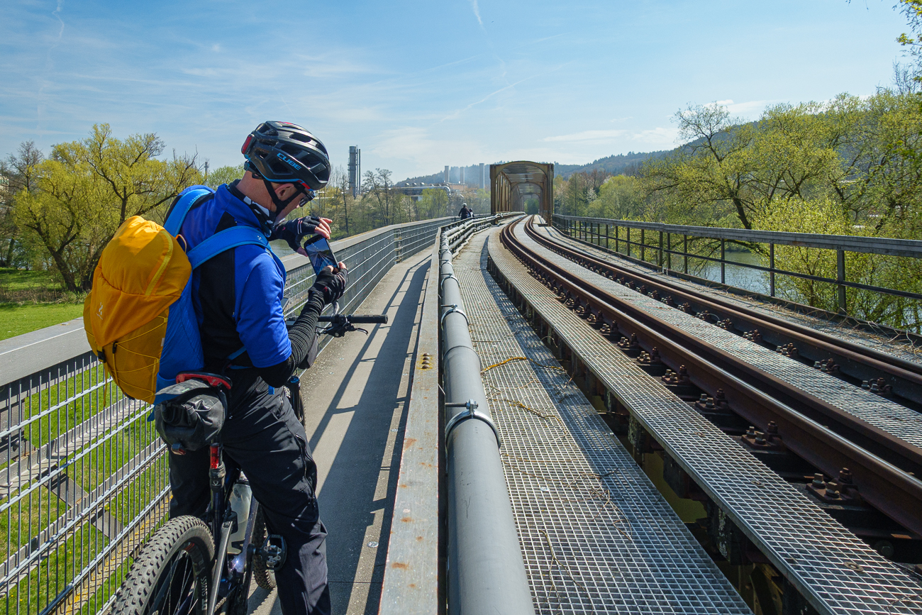 Eine Umleitung zwingt uns auf einen schmalen Weg &uuml;ber eine Br&uuml;cke