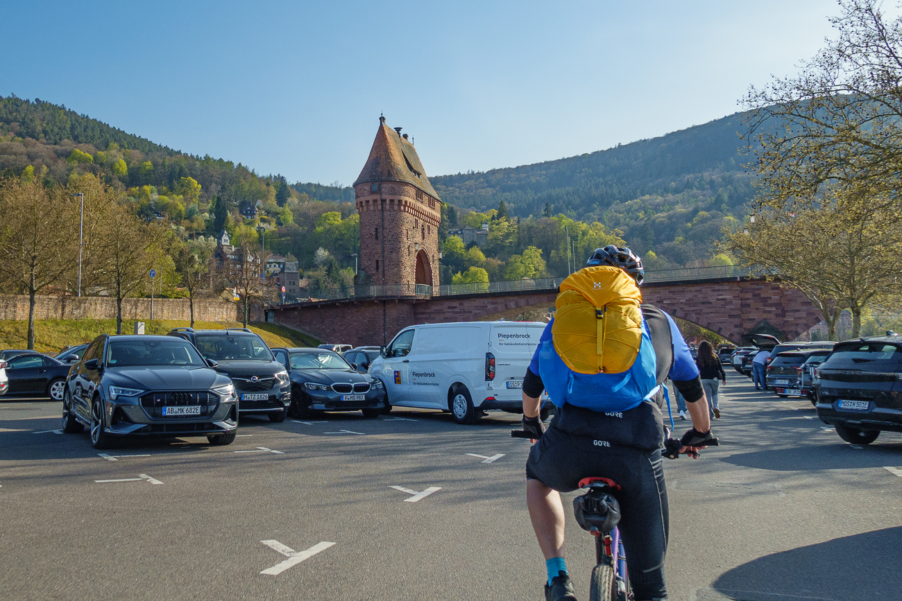 Hinter dem Parkplatz steht ...