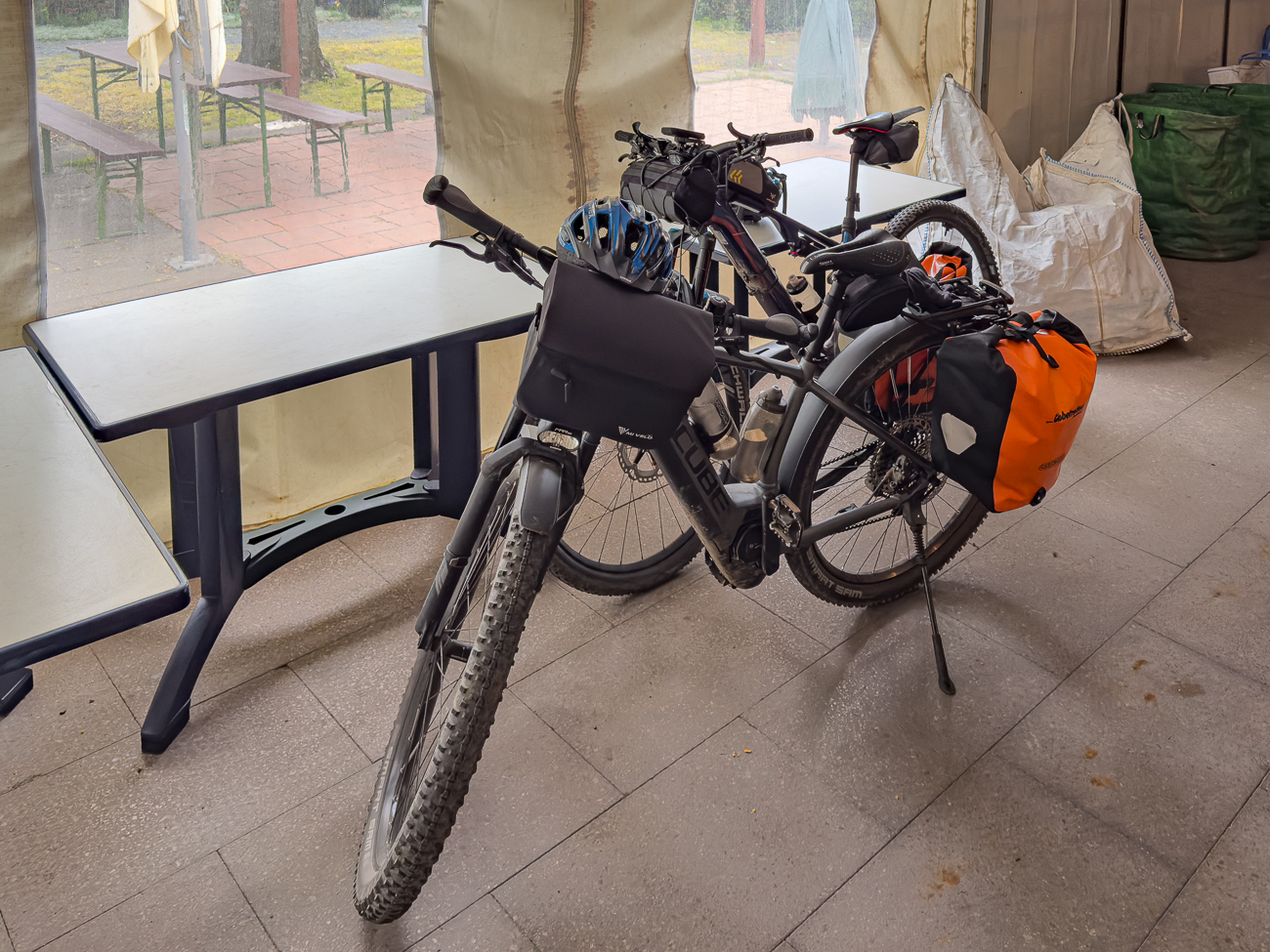 Zuerst essen wir in einem kleinen italienischen Restaurant in einer Kleingartenanlage ...