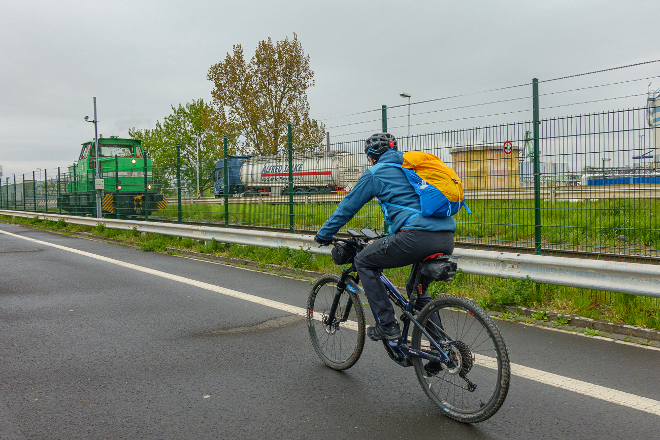 Fahrt durch eon Industriegebiet