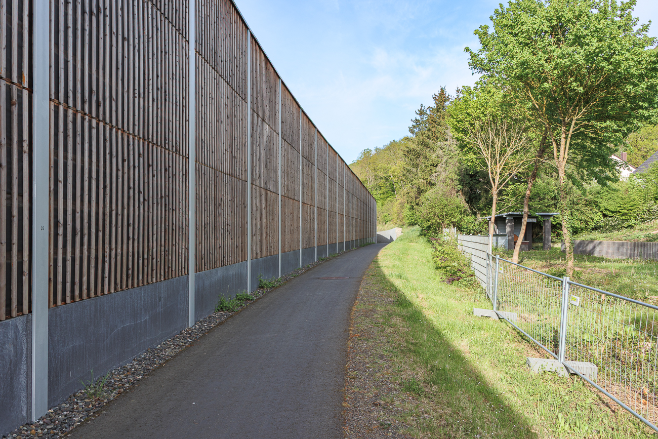 Radweg hinter L&auml;rmschutzwand