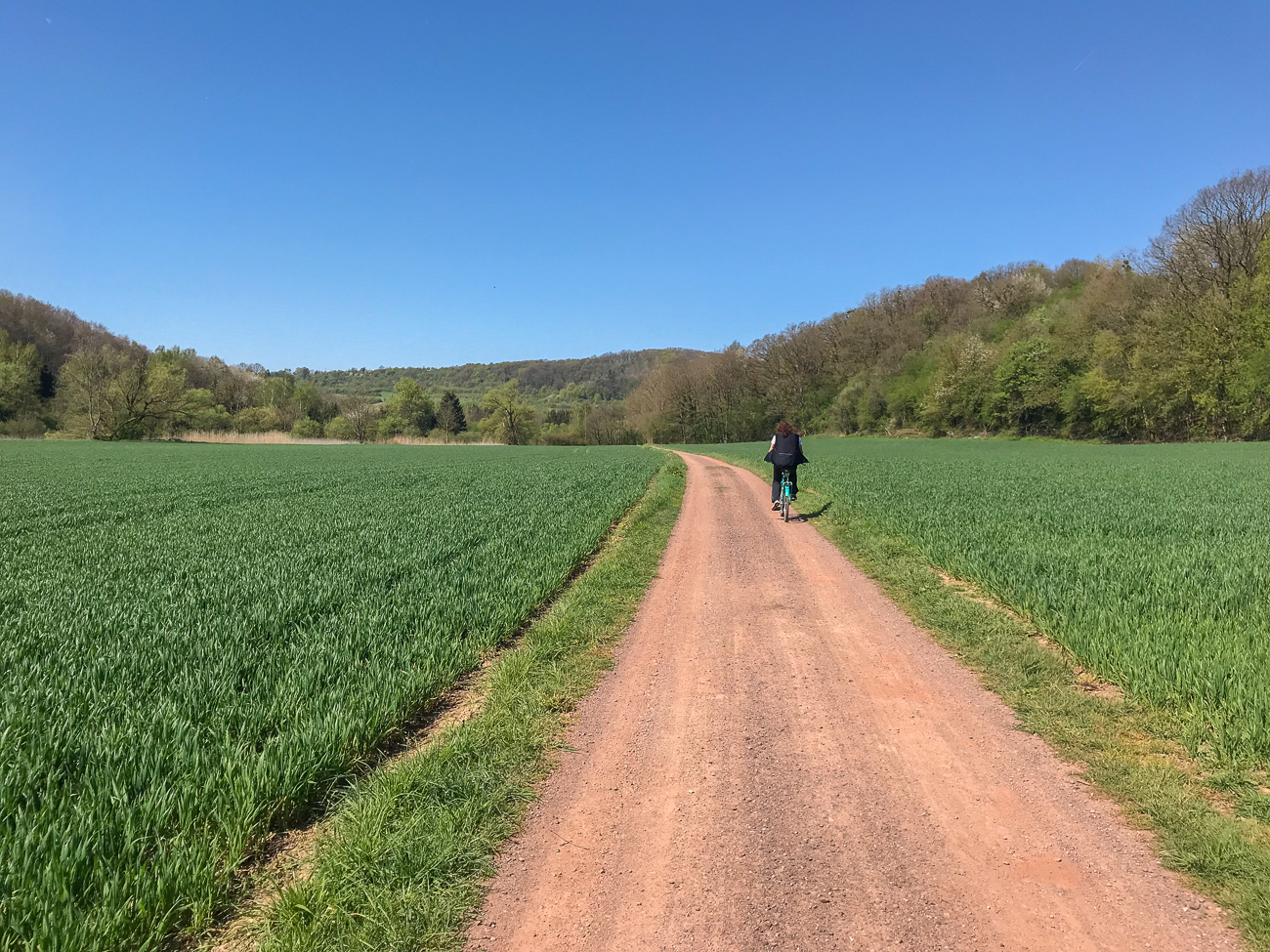 Vorbei an Feldern ...