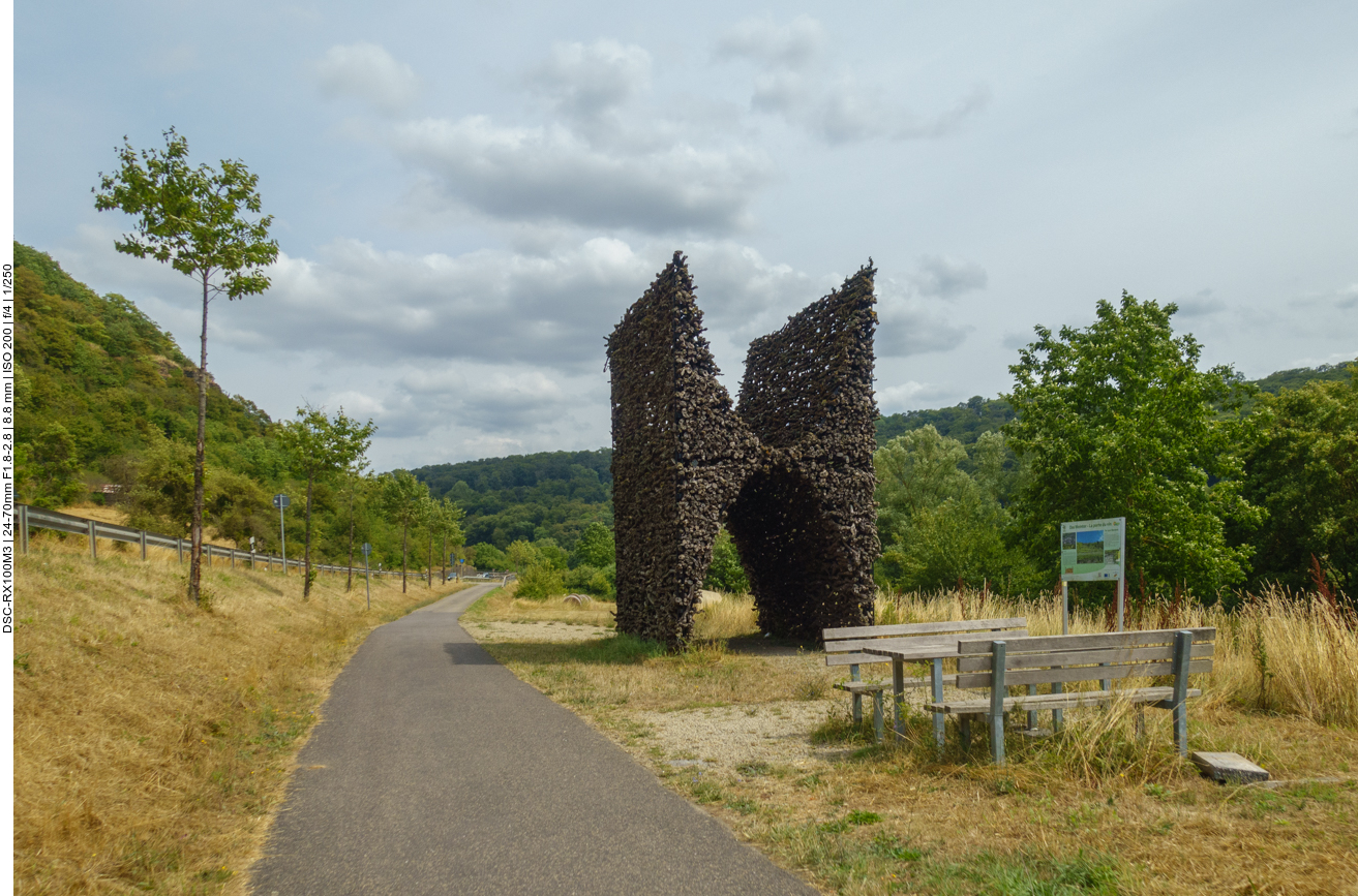 Das Weintor im Sauertal. Eine Plastik aus alten Weinst&ouml;cken 