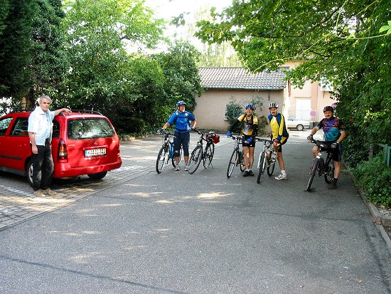 Links am Auto unser "Lastentransporter" Ernst