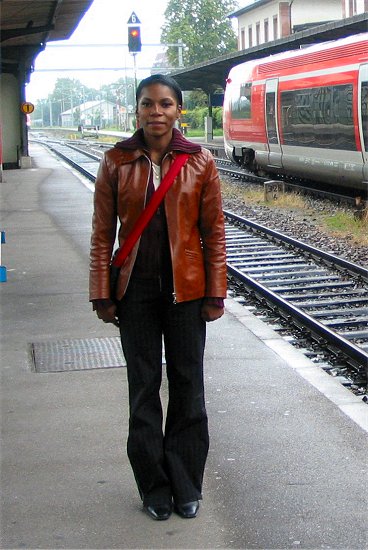 EST: Während wir im Regen strampeln, "belästigt" Ernst Fahrgäste auf einem Bahnhof ;-)