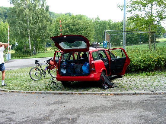 Ernsts Auto wird vollgeladen