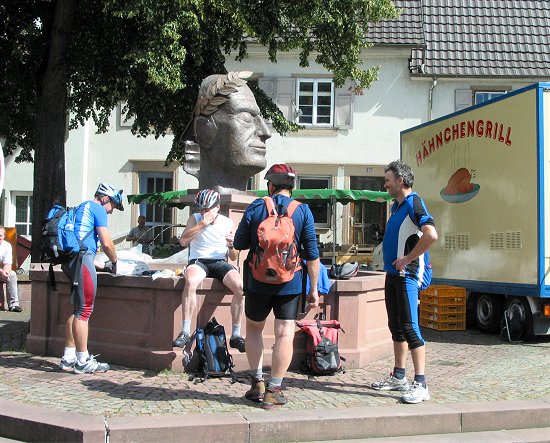 Abkühlung am Brunnen