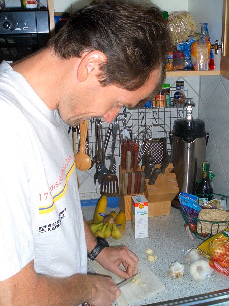 Markus beom Knoblauch schneiden