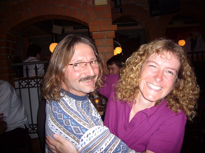 Carlo und Annegret wagen (ansatzweise) ein Tänzchen