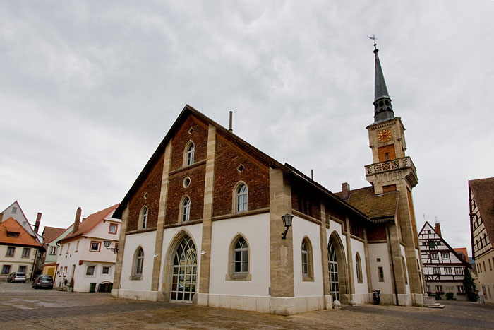 Diese Getreideschranne (sieht aus wie eine Kirche) wurde ab 1925 Feuerwehrhaus. 1990/91 wurden störender Einbauten entfernt und der Bau restauriert.