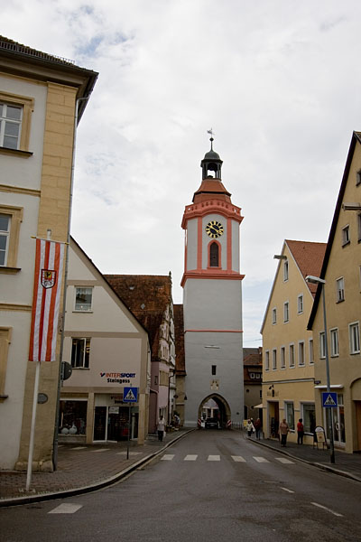 Spitalkirche bzw. Spitaltor. Kirche und Spital wurden ab der Mitte des 15. Jahrhunderts über dem zugeschütteten ersten Stadtgraben erbaut.