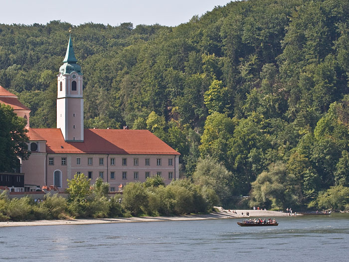Das Kloster, mit der ältesten Klosterbrauerei der Welt, liegt malerisch im Donautal