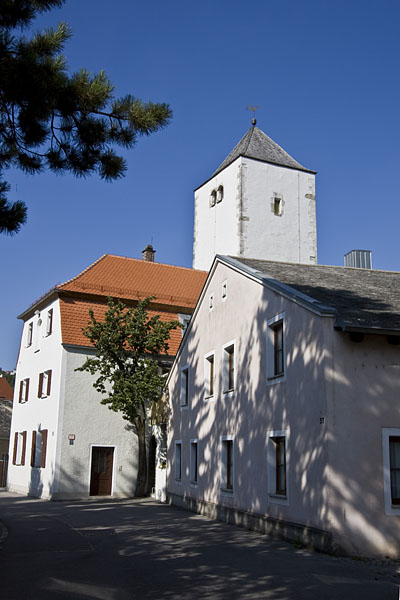 Der Erasmusturm aus dem Jahre 1360, früher Kirch- und Befestigungsturm