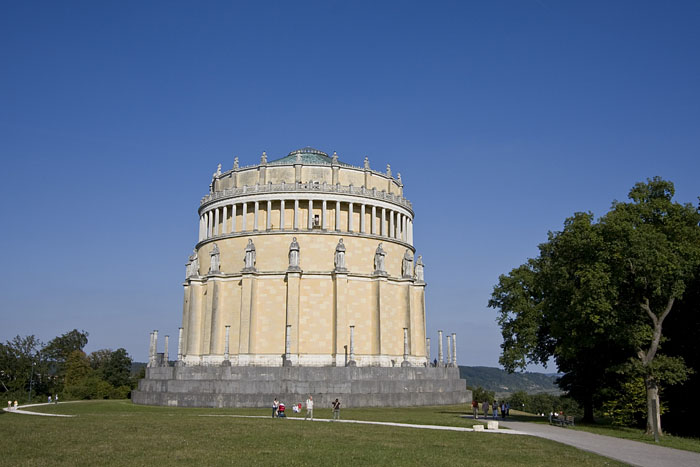 Die Befreiungshalle auf dem Michelsberg. Errichtet wurde sie im Andenken an die gewonnenen Schlachten gegen Napoleon während der Befreiungskriege in den Jahren von 1813 bis 1815. Auftraggeber des Baus war König Ludwig I. von Bayern.