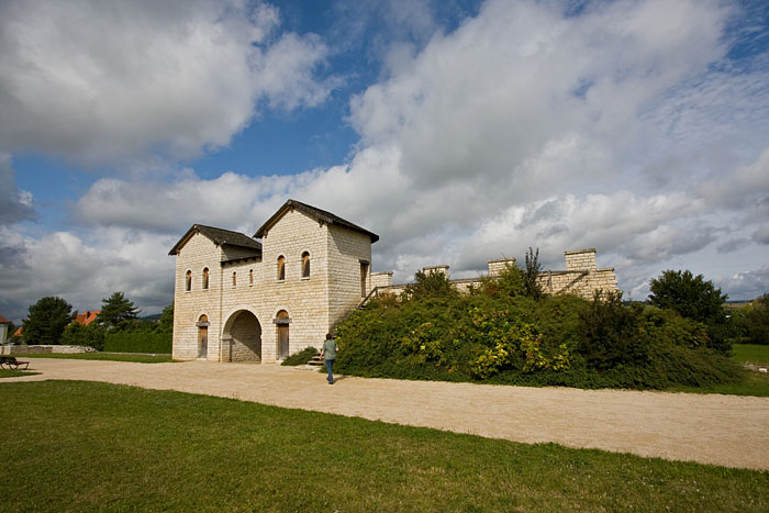 Das Römerkastell Biriciana mit dem Nordtor und den Römischen Thermen
