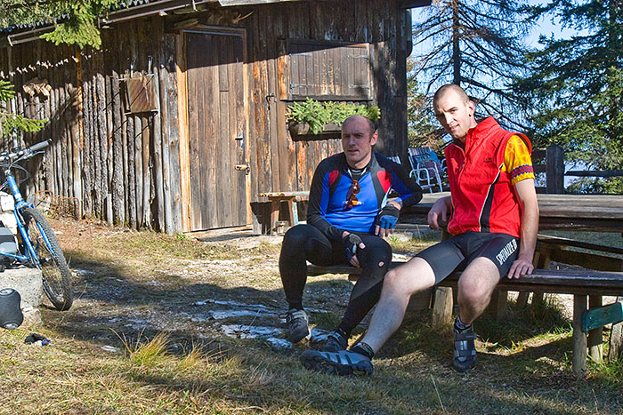 Pause an einer Hütte