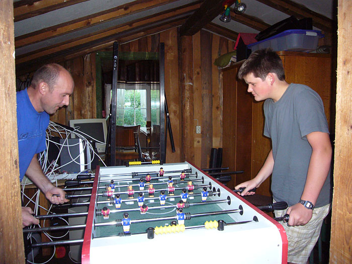Reinhard und Jochen beim Tischfußball-Turnier