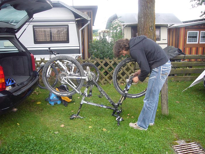 Axel schraubt die Bikes zusammen