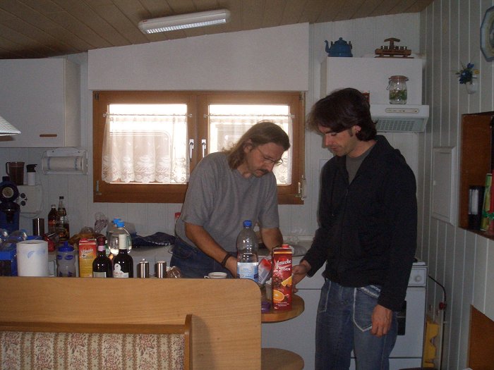 Carlo und Axel beim Frühstück vorbereiten