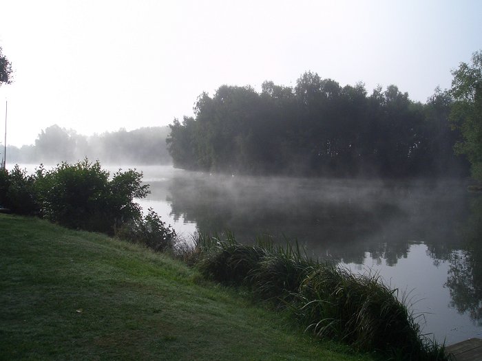 ... wabert über dem See