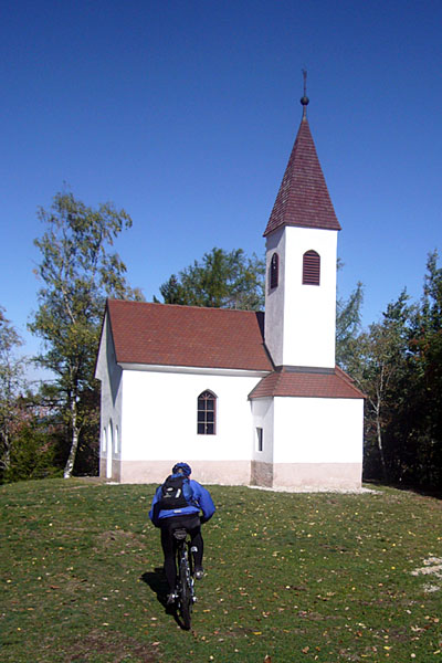 Die Kirche auf der Anhöhe ...