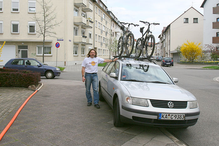 Die Räder sind auf dem Dach festgeschnallt, los geht's