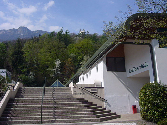 Da ganz hinauf zur Kirche müssen wir nun