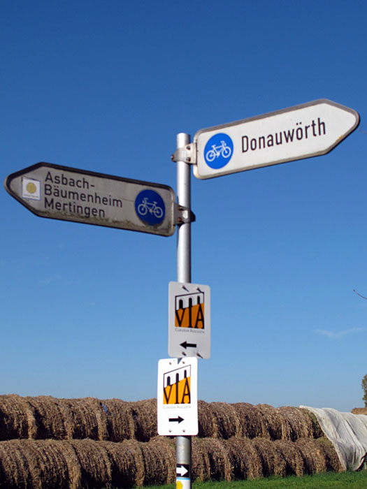 Wegweiser auf der Via Claudia Augusta